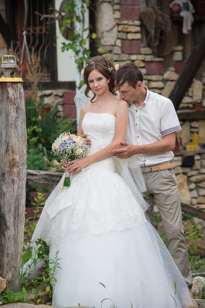 Junge Familie am Hochzeitstag spazieren — Stockfoto