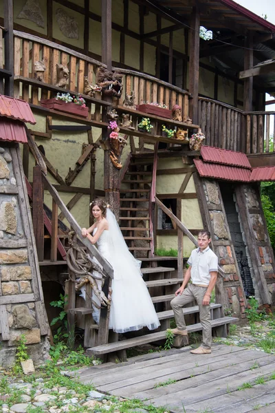 Junge Familie am Hochzeitstag spazieren — Stockfoto