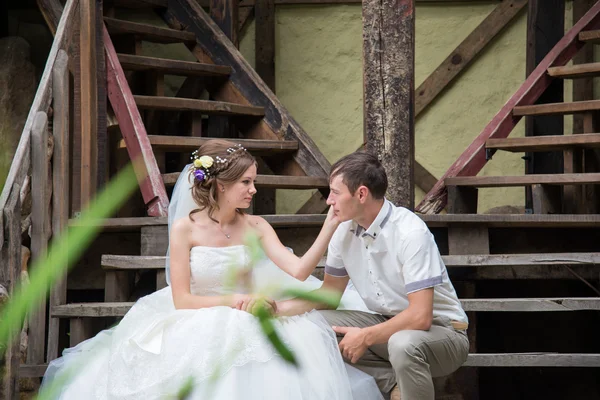 Junge Familie am Hochzeitstag spazieren — Stockfoto