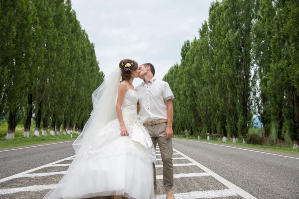 Família jovem no dia do casamento para uma caminhada — Fotografia de Stock