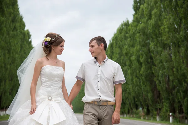 散歩に結婚式の日に若い家族 — ストック写真