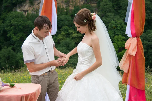 Familia joven en el día de la boda para dar un paseo — Foto de Stock