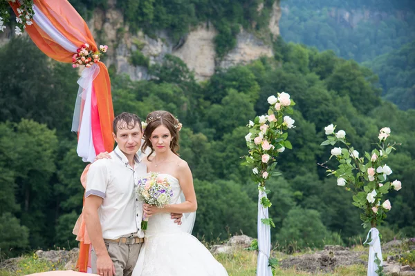 Família jovem no dia do casamento para uma caminhada — Fotografia de Stock