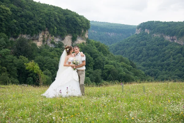 Schönes Ehepaar am Hochzeitstag — Stockfoto