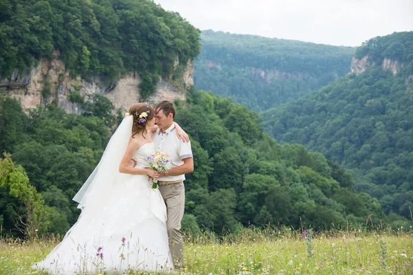 Vackra gift par i bröllopsdagen — Stockfoto