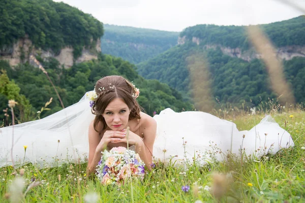 Bella sposa il giorno del matrimonio — Foto Stock