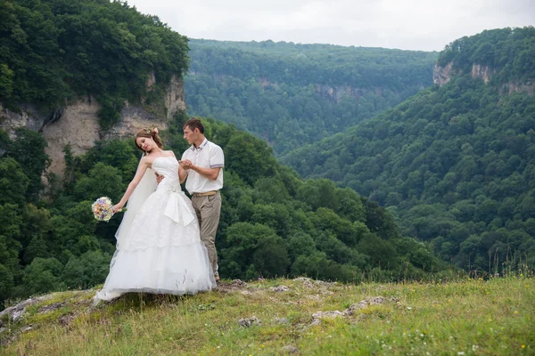 Hermosa pareja casada en el día de la boda — Foto de Stock