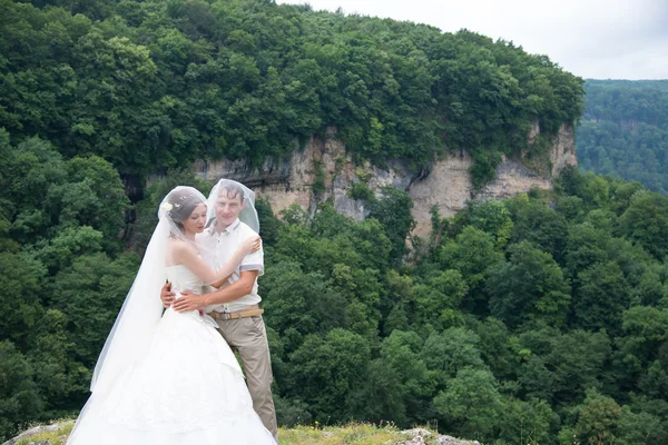 Vackra gift par i bröllopsdagen — Stockfoto