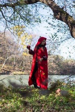 Doğanın kucağında bir kırmızı pelerin kız