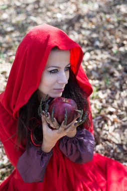 Doğanın kucağında bir kırmızı pelerin kız