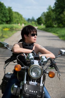 Bisikletle şık kız