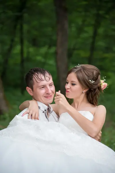 Beautiful married couple in the wedding day — Stock Photo, Image