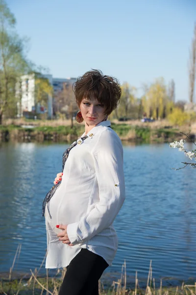 Retrato de una joven encantadora —  Fotos de Stock