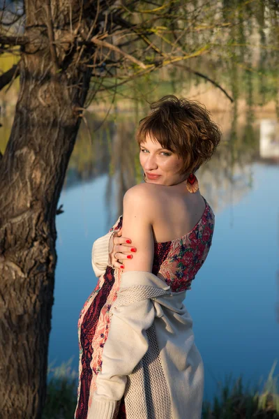 Retrato de una joven encantadora —  Fotos de Stock