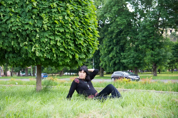 The pregnant girl on walk — Stock Photo, Image