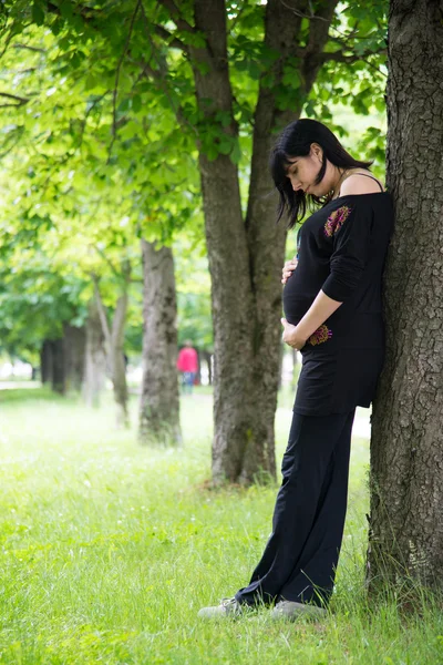 The pregnant girl on walk — Stock Photo, Image