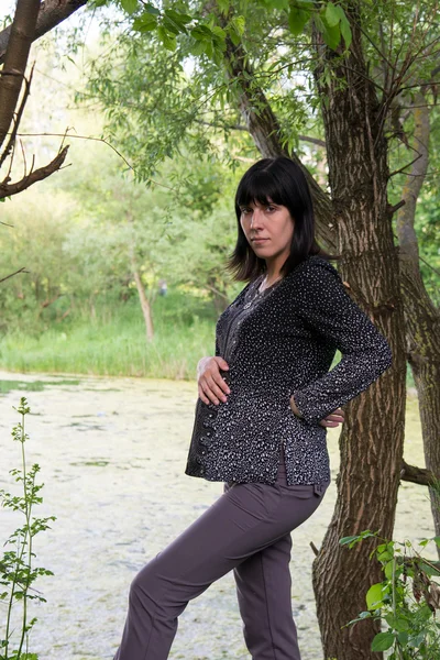La ragazza incinta in passeggiata — Foto Stock