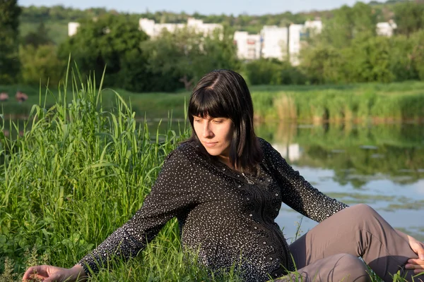 La ragazza incinta in passeggiata — Foto Stock