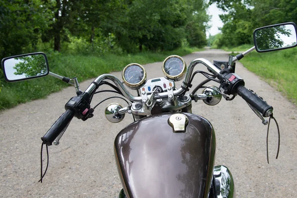 Stijlvolle meisje op een fiets Rechtenvrije Stockfoto's