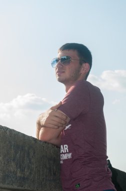 şık genç adam yürüyor