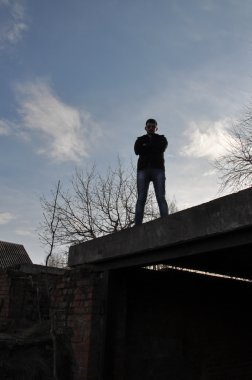 şık genç adam yürüyor