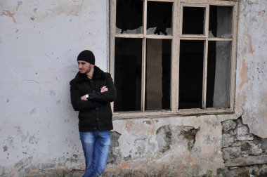 genç adam gülümsüyor