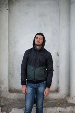 genç adam gülümsüyor