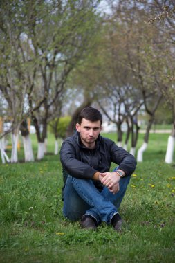 genç adam bir yürüyüş