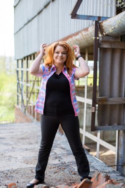 Sevimli bir kızıl saçlı kız portresi