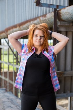 Sevimli bir kızıl saçlı kız portresi