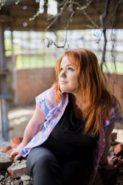 Sevimli bir kızıl saçlı kız portresi