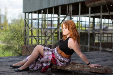 Sevimli bir kızıl saçlı kız portresi