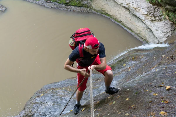 Stijlvolle jonge man lopen — Stockfoto