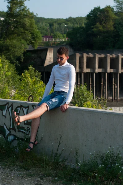 Stilvoller junger Mann zu Fuß — Stockfoto