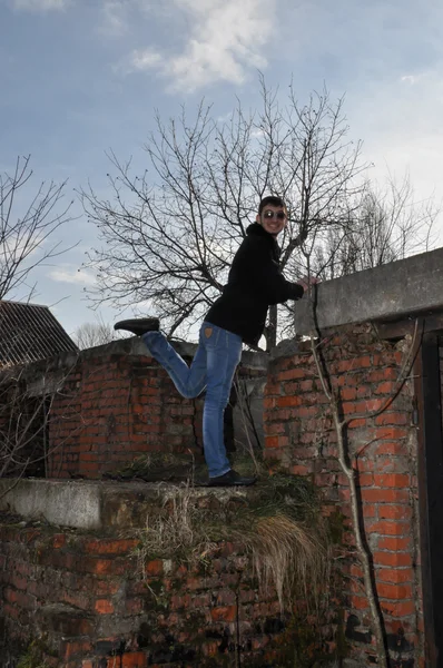 Elegante jovem caminhando — Fotografia de Stock