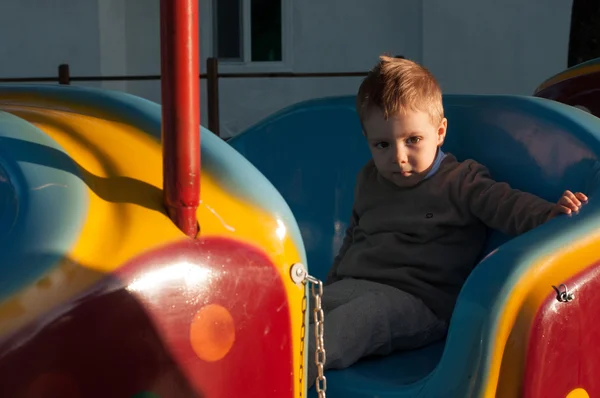 Niño en la caminata —  Fotos de Stock