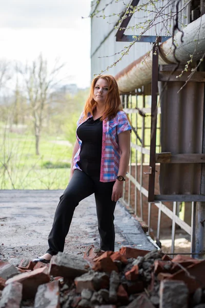 Retrato de uma linda menina ruiva — Fotografia de Stock