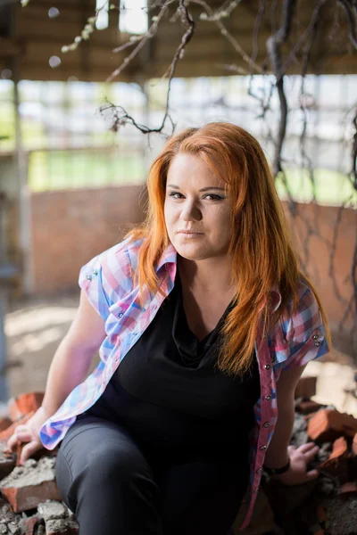 Retrato de uma linda menina ruiva — Fotografia de Stock