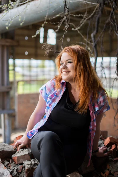 Retrato de uma linda menina ruiva — Fotografia de Stock