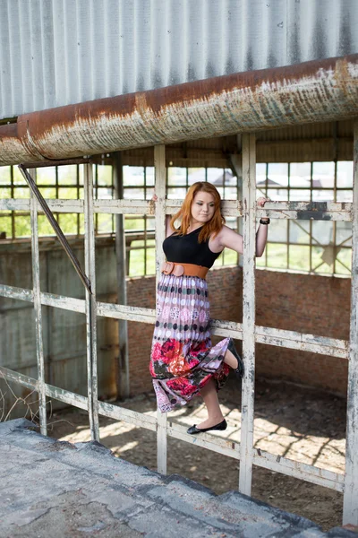 Retrato de uma linda menina ruiva — Fotografia de Stock