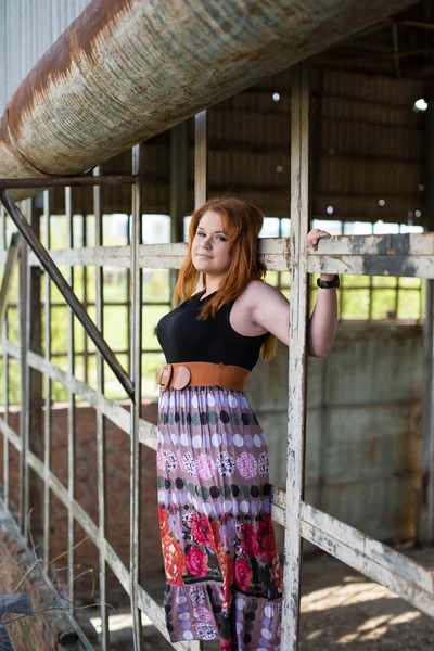 Retrato de uma linda menina ruiva — Fotografia de Stock