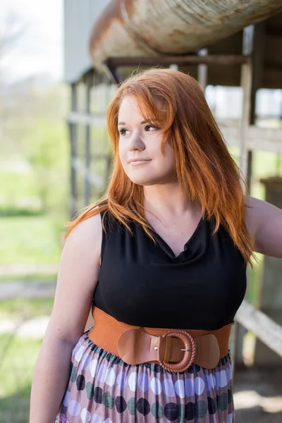 Retrato de uma linda menina ruiva — Fotografia de Stock