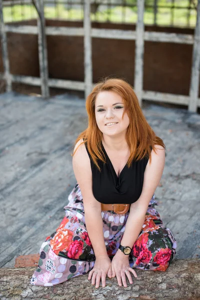 Retrato de uma linda menina ruiva — Fotografia de Stock