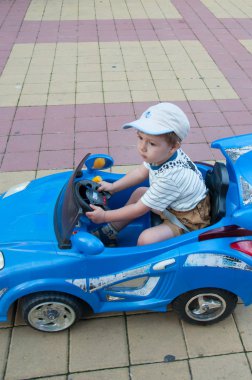 sevimli küçük çocuk bir yürüyüş