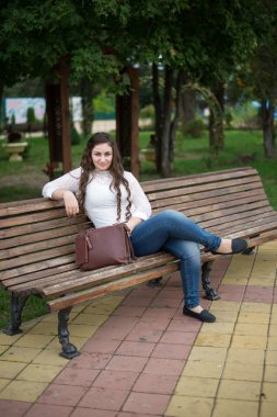 Sevimli genç kız parkta bir yürüyüş