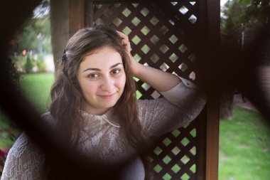 Sevimli genç kız parkta bir yürüyüş