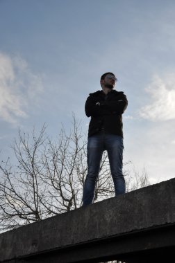 genç adam bir yürüyüş