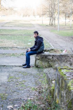 Genç adam yürüyor.