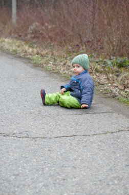 Küçük şirin bir çocuğun portresi.
