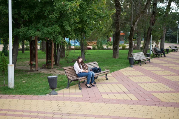 Menina bonito em um passeio no parque — Fotografia de Stock